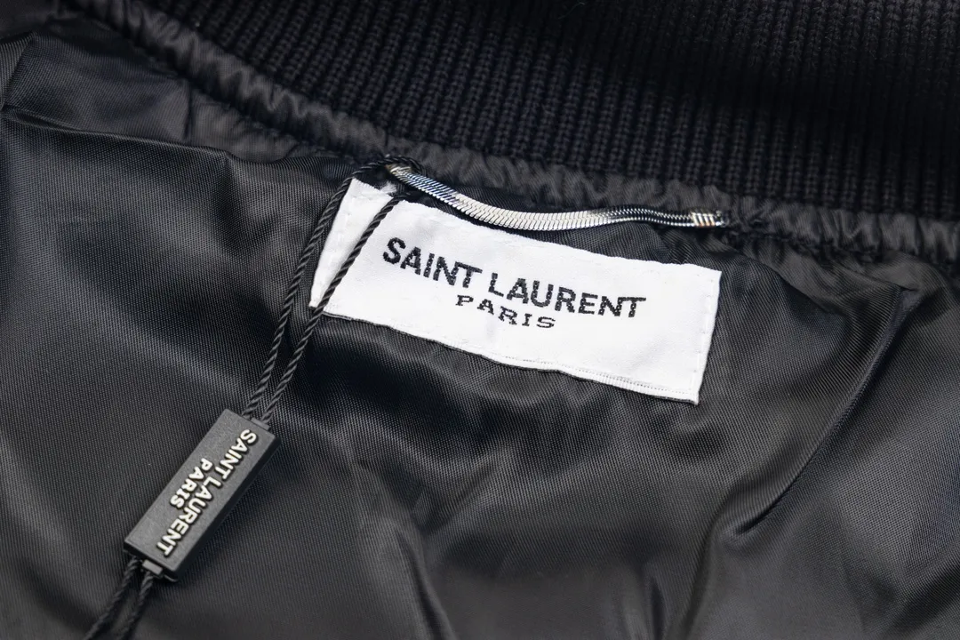 P450 top wool version. The high version is available in stock sizes. Saint Laure slp classic leather patchwork black and white baseball collar jacket. The original version is 1:1 to develop the highest version on the Internet. It took 2 months to customize pure wool fabric and jacquard ribbing (ordinary machines cannot achieve this jacquard effect). The version is super handsome. The patchwork position is very particular about the parking space technology. Whether the whole dress looks good depends on the position 46-48-50-52.